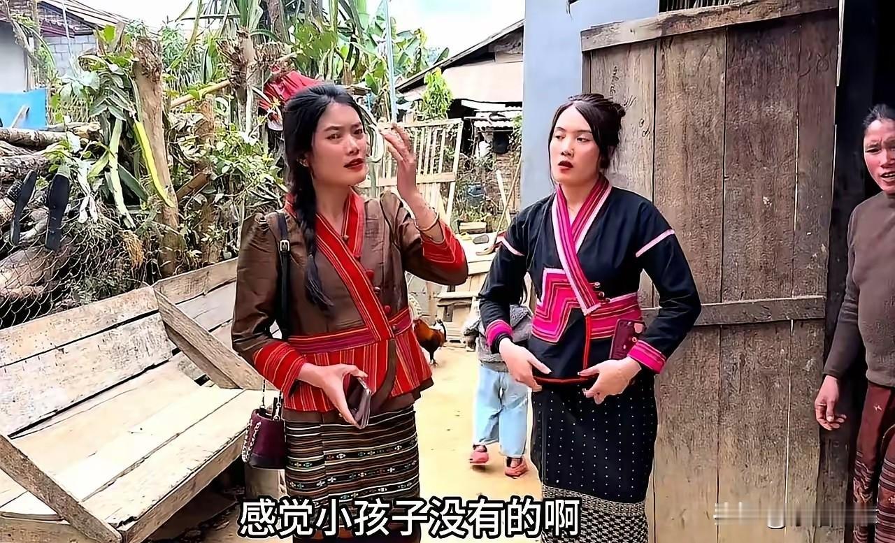 怕老婆，能理解。怕到当众不认亲生女儿，这算什么。

昨天老藤族过新年，涛子拍到现