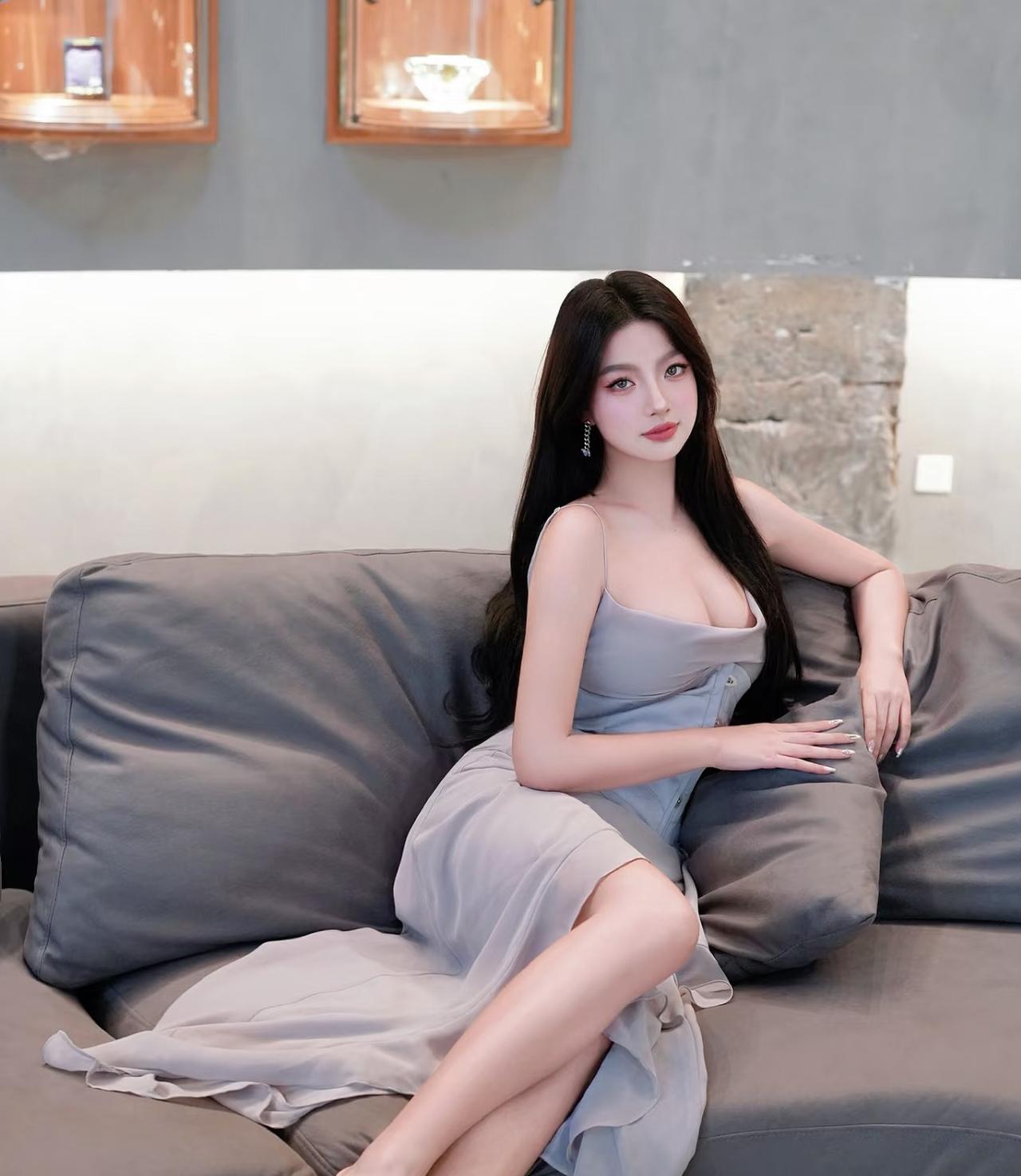 女子属阴，顺天之道，贵在柔和。

过于倔强强势的女子，常与命运较劲，人生多艰；越
