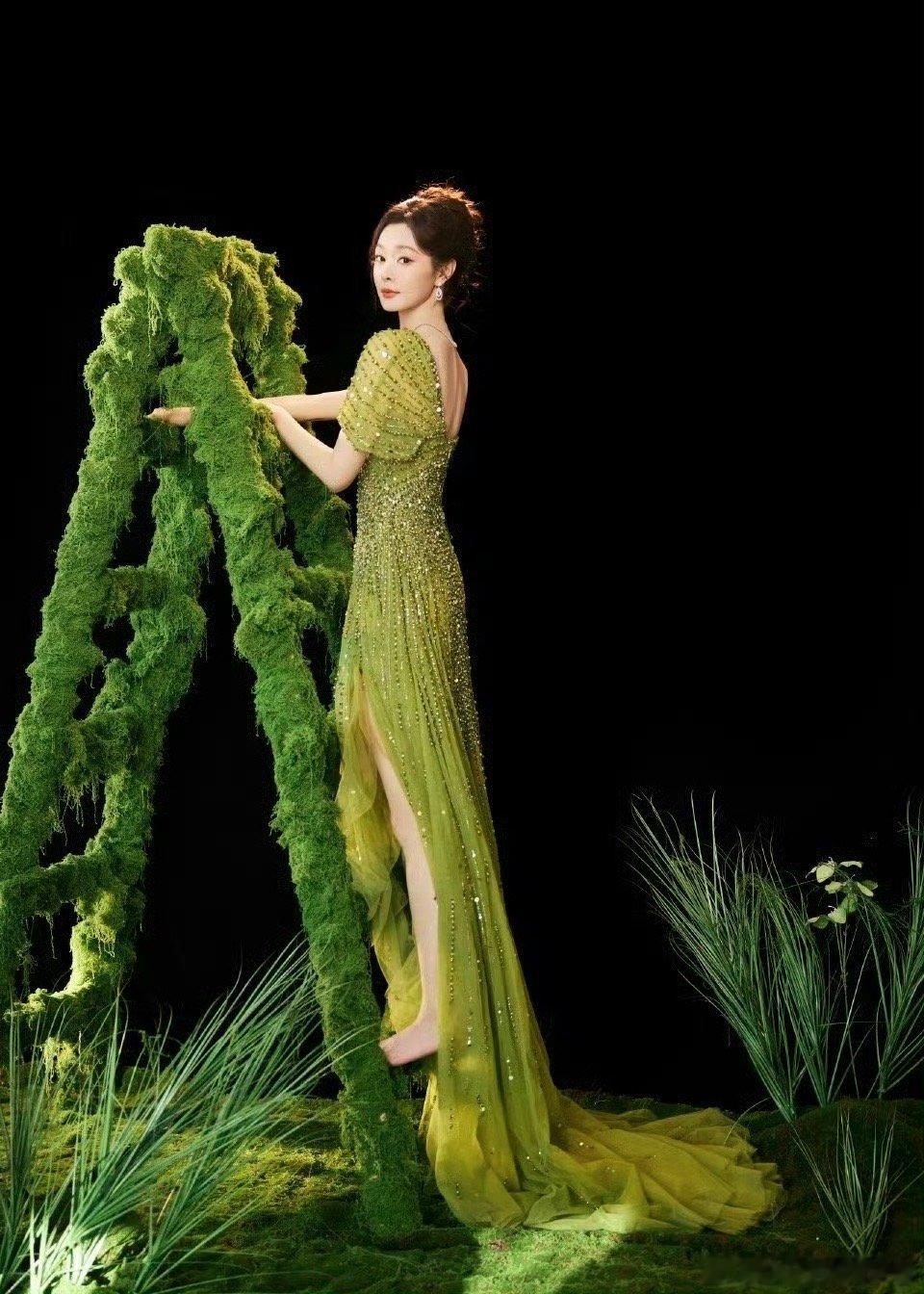 宋轶红毯造型好像一尾斗鱼 破案了！宋轶怕是偷偷拿了人鱼剧本！渐变绿裙像流动的翡翠