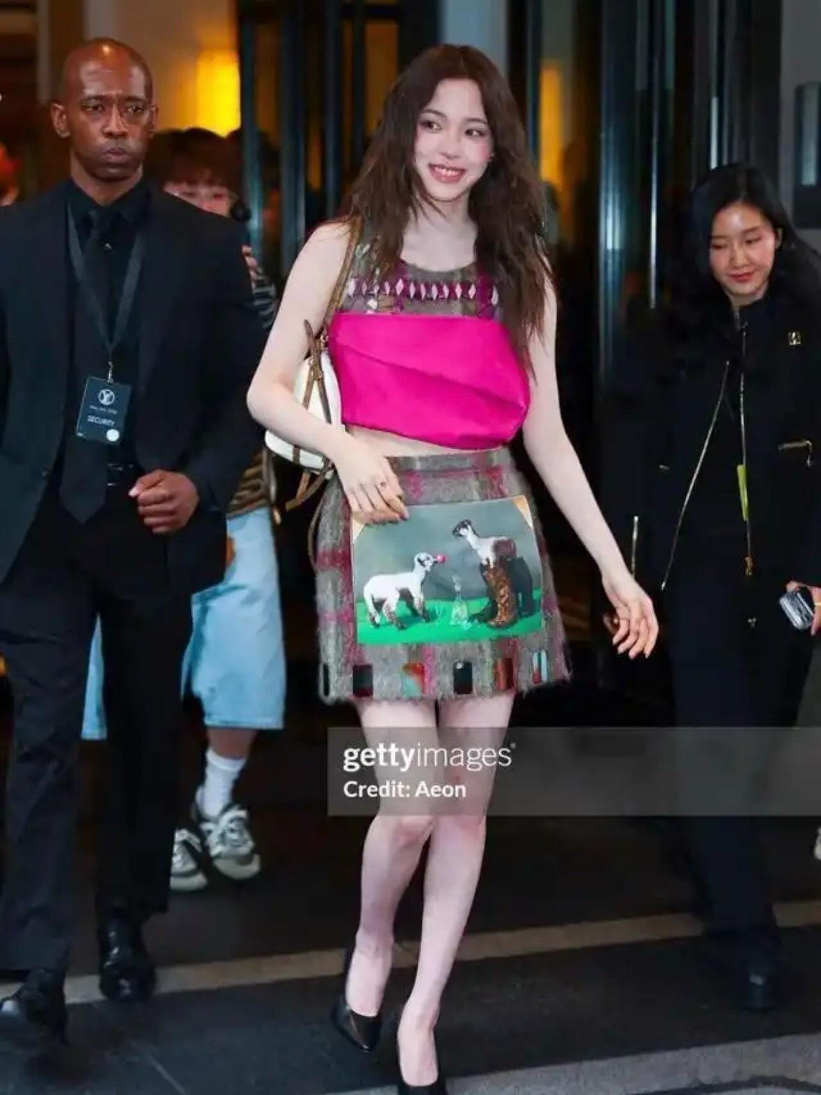 欧阳娜娜LV生图刷屏，戳破了多少女星的滤镜，松弛感才是真绝 