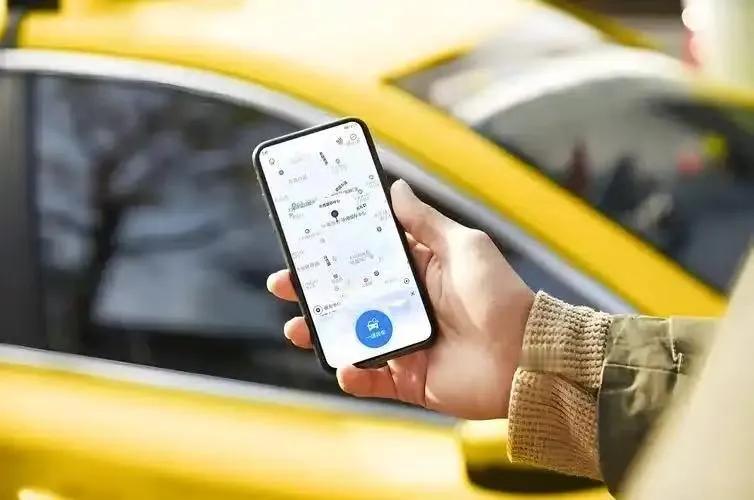 如果你最近和一位开电动出租车的司机聊过天，他大概率会跟你抱怨一个新开销：换轮胎越