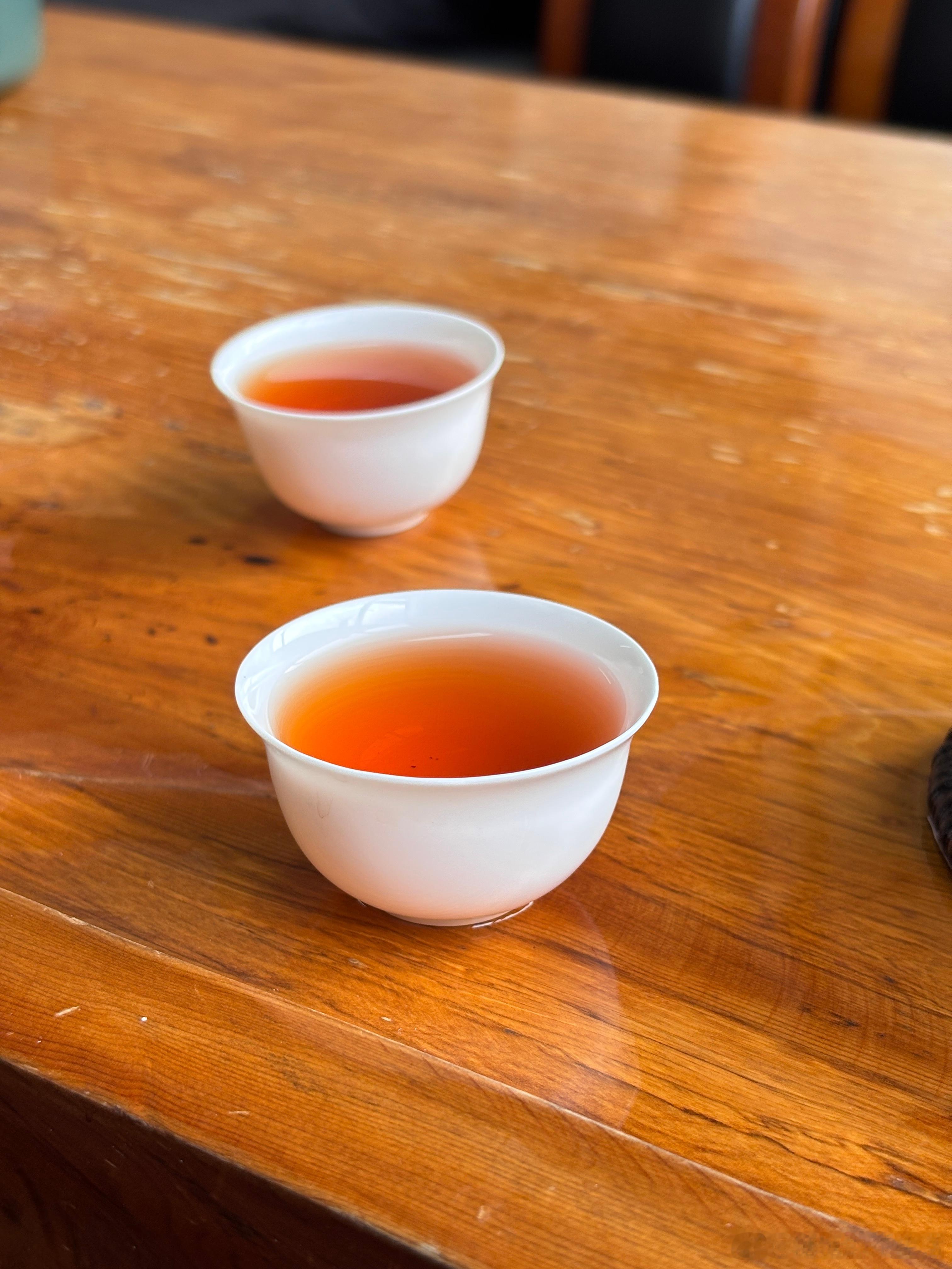 一朋友送来2箱榴莲，小小办公室一下全是榴莲味，我虽然也不排斥榴莲，可，一边喝着老