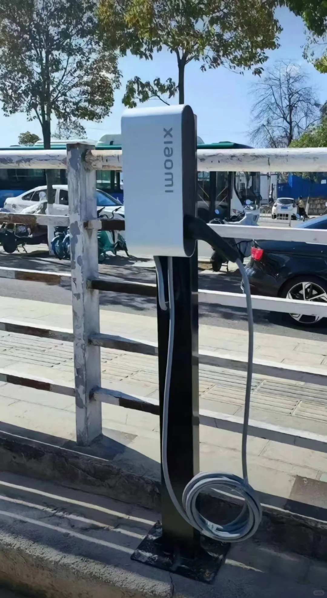 小米汽车充电桩曝光了，网友都在吹，说设计简约，占地很小，可是我却觉得这样的家用充...