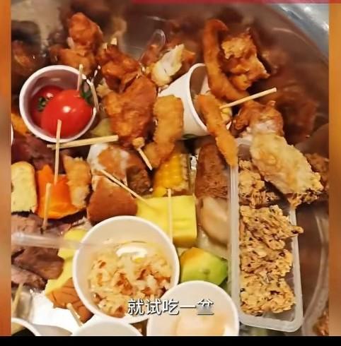 男子带盆杀到超市试吃区，从水果到熟食，从饮料到点心，弄了满满一盆，
虽然每个试吃