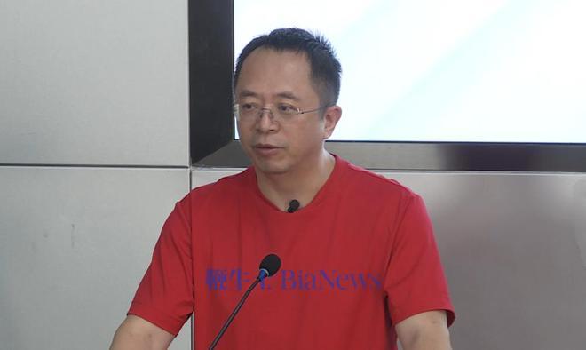 【#周鸿祎笑称要找王小川借钱#：他融了50亿元】周鸿祎到访新浪总部担任001号W