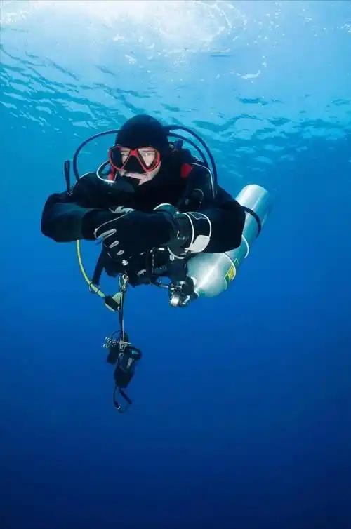 当年，美国一男子在海底潜水捕捉龙虾时，突然被15米长的座头鲸整个吞下，本以为生死