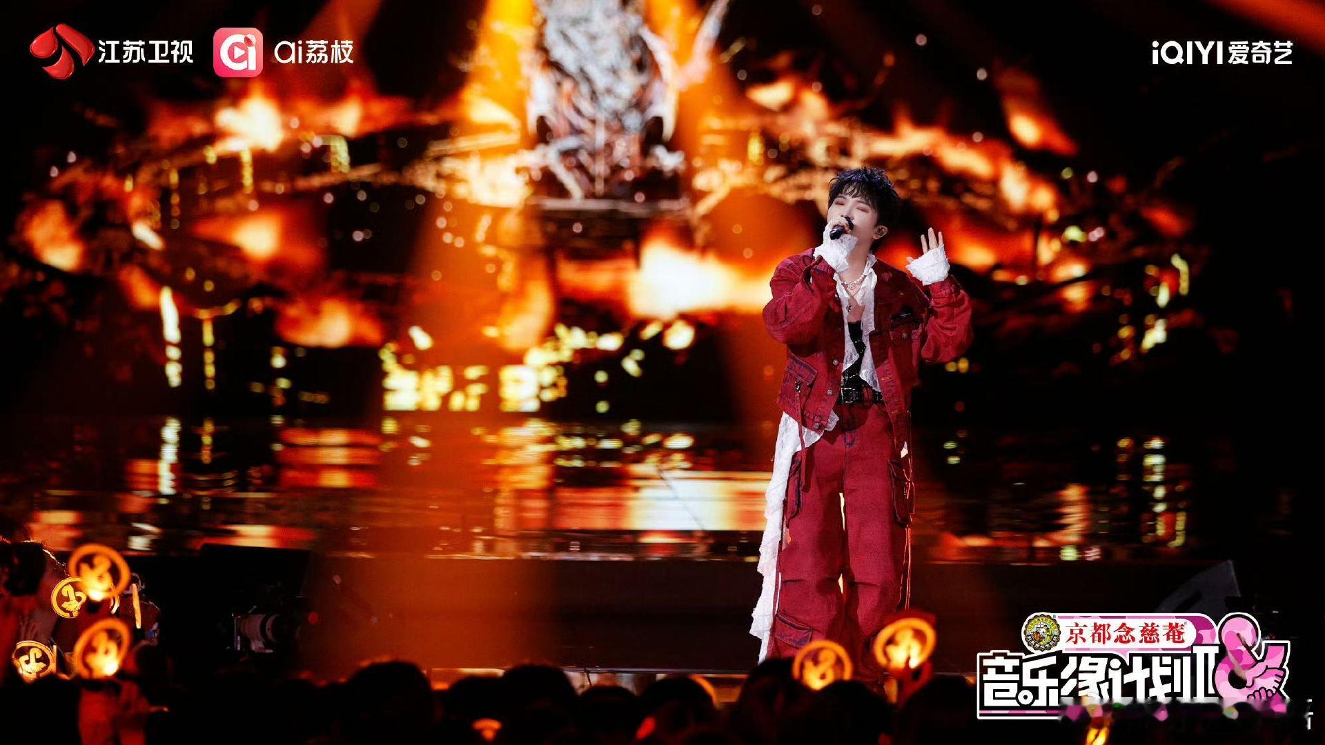 卷毛深深yyds！ 每次以卷毛造型亮相，都会带来让人单曲循环的舞台。这哪是发型啊