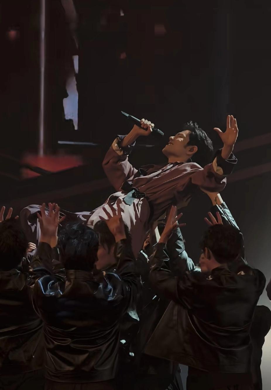 肖战舞台表现再次刷屏！
这腰力是真绝了

不说演技，单论今晚东方卫视的跨年舞台，