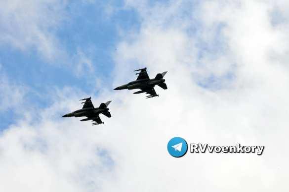 罗马尼亚空军的两架 F-16 护送俄罗斯“天竺葵”飞越图尔恰地区前往乌克兰

罗