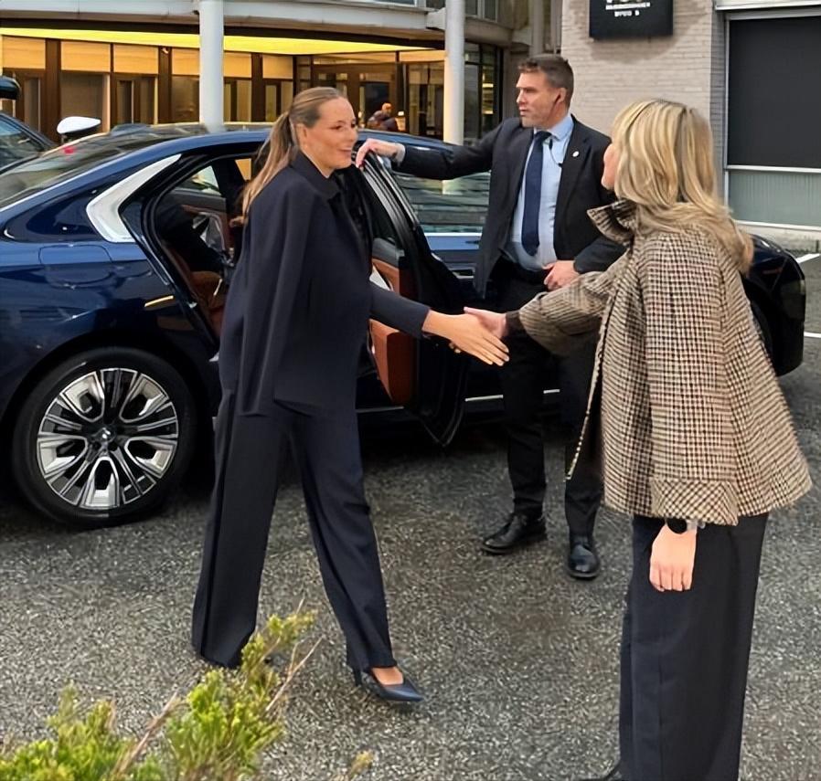 12月9日，挪威公主英格丽德·亚历山德拉接见挪威首位宇航员詹妮克·米克尔森！
英