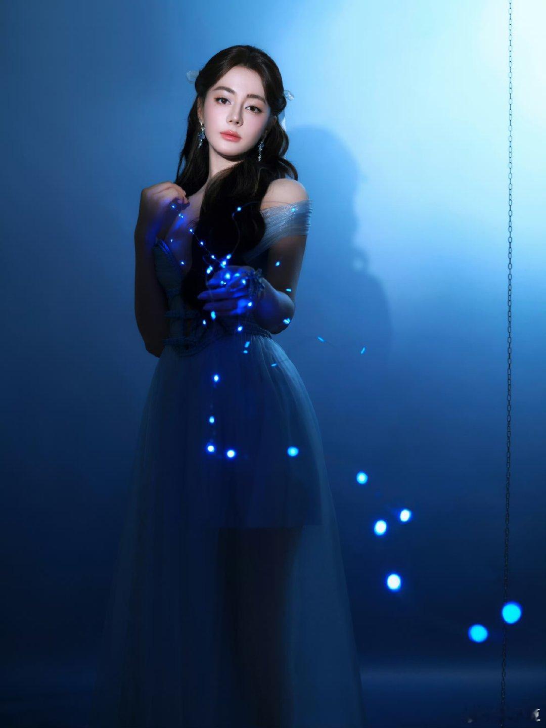 迪丽热巴蓝色星空灯串 迪丽热巴水晶鞋 好美啊，这个造型太公主了 