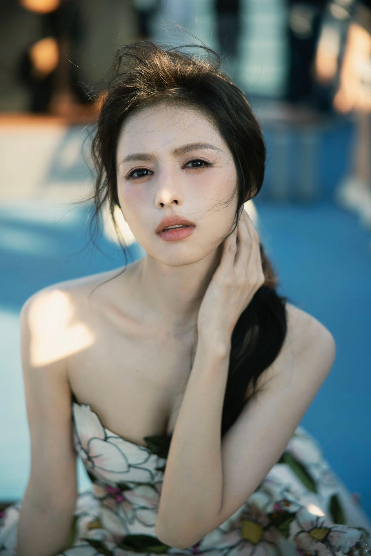 氛围感天花板！裸色长裙与大海、轮渡完美适配，亮眼又端庄，辨识度拉满～ 