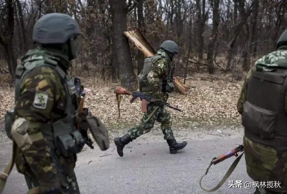 乌克兰要挺不住了！
就在刚刚，乌军士兵出现大规模投降！
论持久战的含金量。

