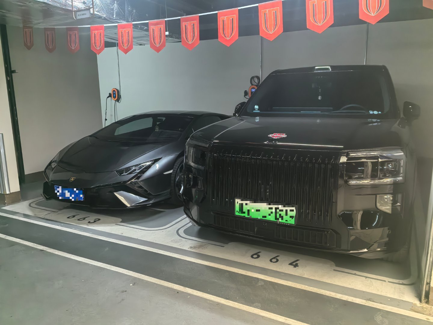邻居这车库配置，品味可以兰博尼基小牛负责快乐，极氪9X负责日常，油电双修，舒服大