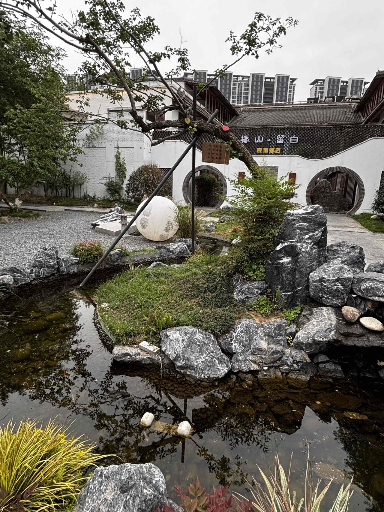 咸阳029艺术区这家橡山·留白民宿真是都市人的解压圣地！藏在AAA级景区里，四周