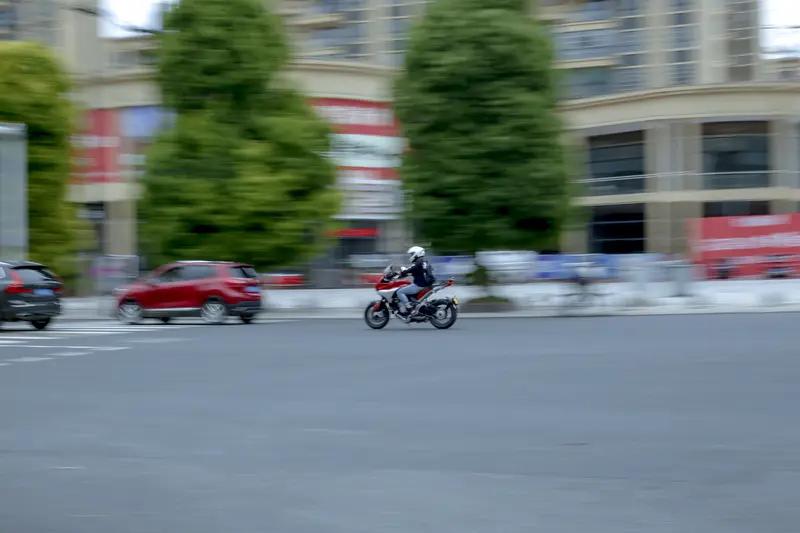 1月29日浙江奉化，一男子驾驶摩托车连闯4个红灯，男子称：公司迟到10分钟要扣5