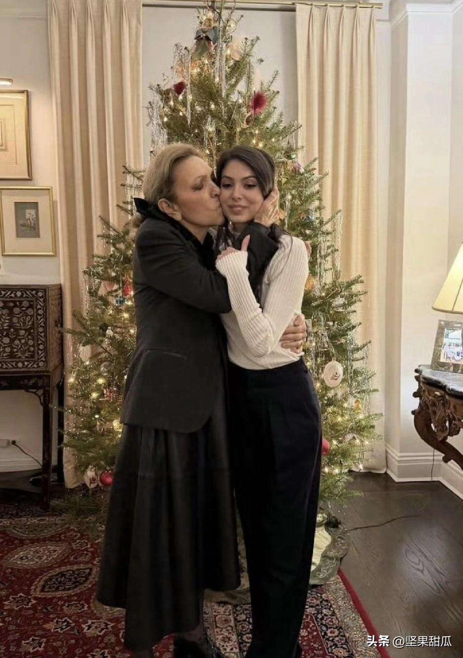 巴列维王朝的87岁的前皇后和她的孙女，这几天高兴坏了。一身珠光宝气，逃跑几十年，