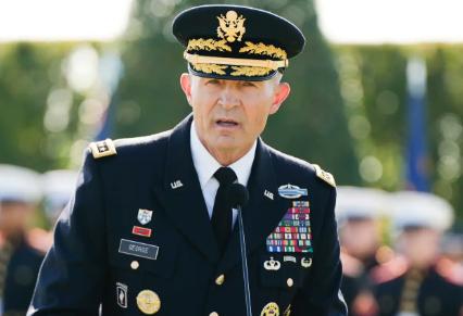 宣布辞职一小时后，美国陆军参谋长表示，一个疯子将带领伟大的美国军队走向毁灭。
这