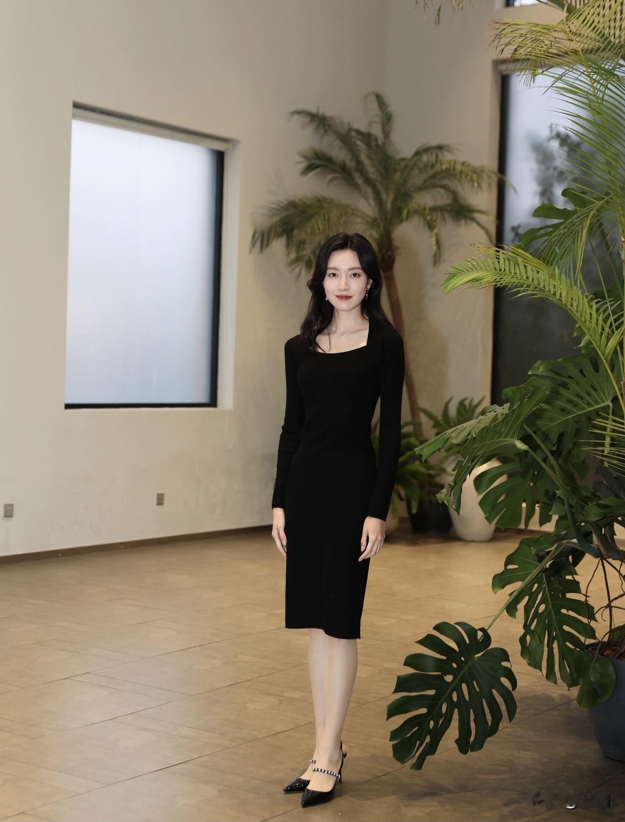 而且，美女就像行走的时尚教科书。她们独特的穿搭品味、优雅举止，能让咱从中汲取打扮