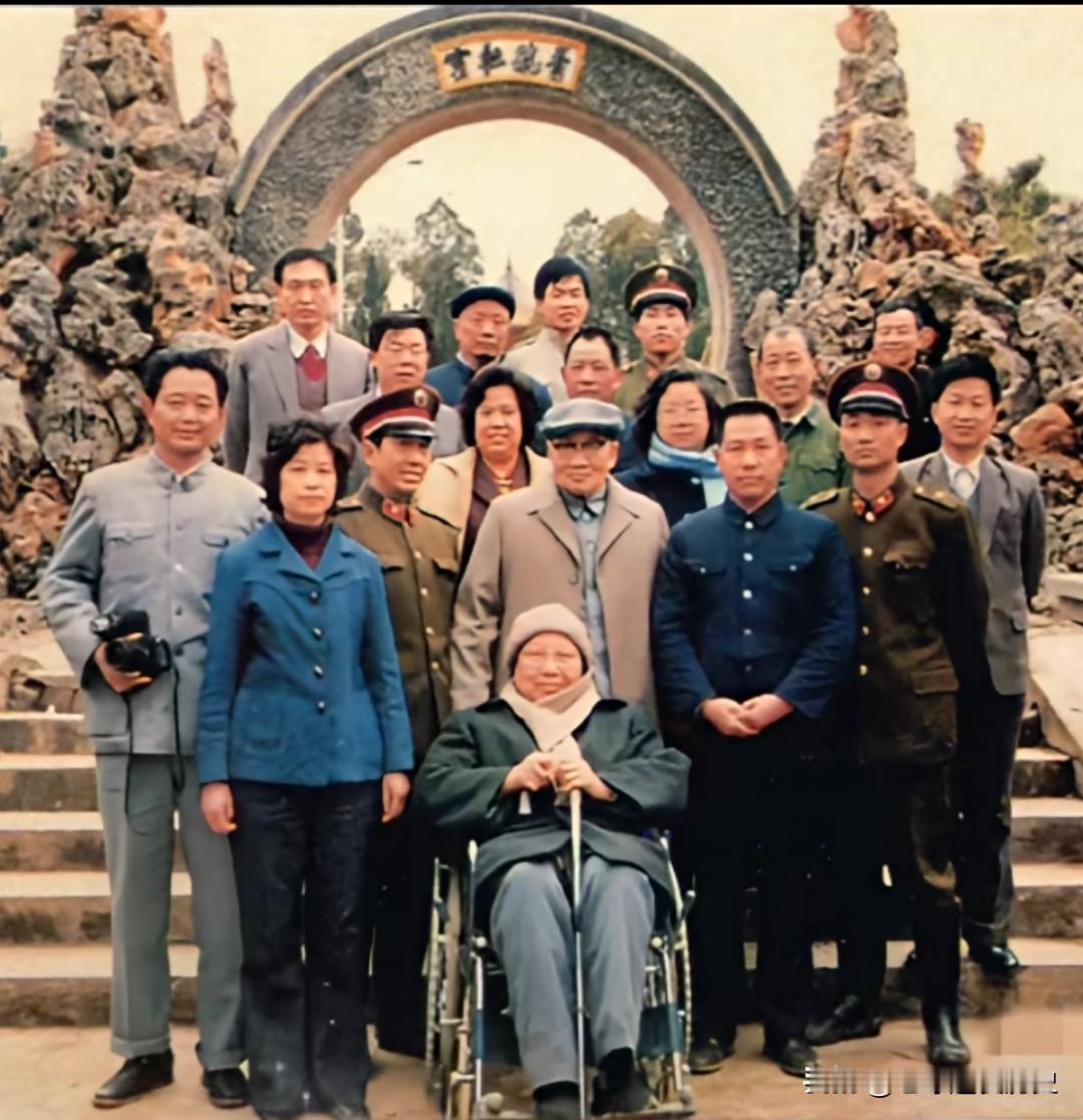 1986年，被誉为中·共隐蔽战线传奇女杰的张文秋携女儿邵华、女婿毛岸青回到湖北京