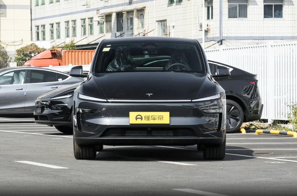 有些车车主开着觉得倍儿有面子，旁人却心知肚明价格并不高。特斯拉 Model 3 