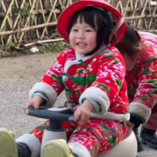 抱歉我的女孩又漂亮又轻盈又纤细，之前是我错了 