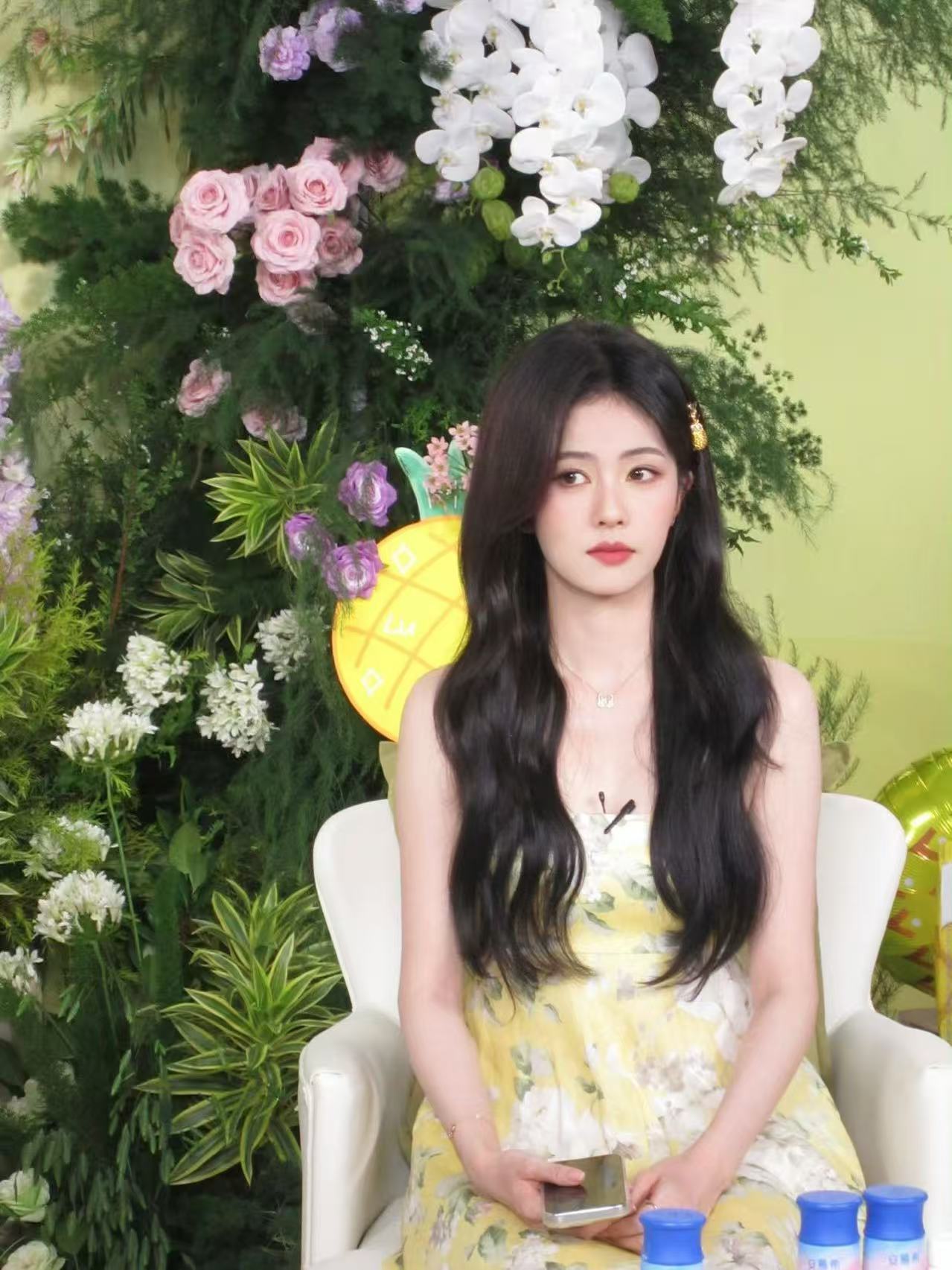 白鹿碎花黄裙白鹿温柔小菠萝白鹿碎花黄裙，好漂亮，[抱一抱][抱一抱] ​​​