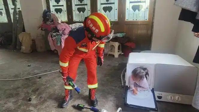 全网夸！6岁女孩卡进洗衣机，全程淡定封神：不哭不闹配合消防员救援

很多孩子遇险