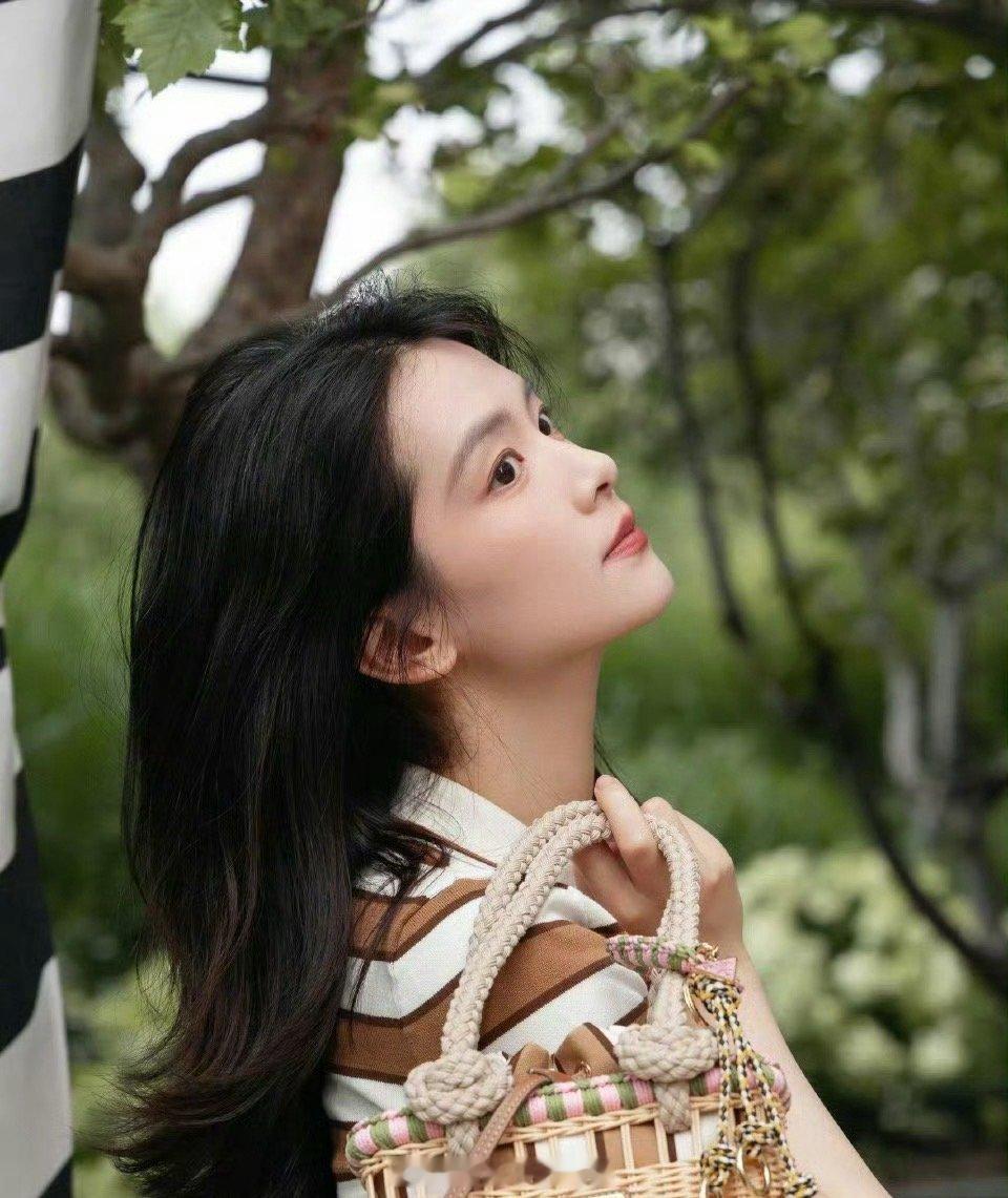 陈昊宇很适合这种风格，成熟女人的魅力特别迷人😍 ​​​