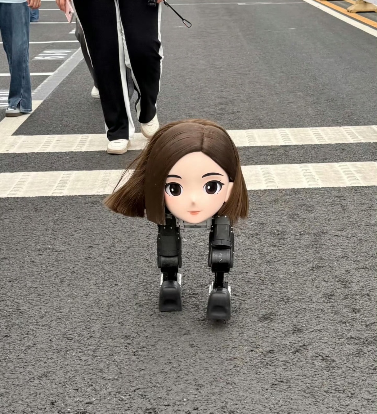 豆包变豆脚了豆包好歹也是国内最大的几个AI的IP，起码整个机器人身体吧……以后估