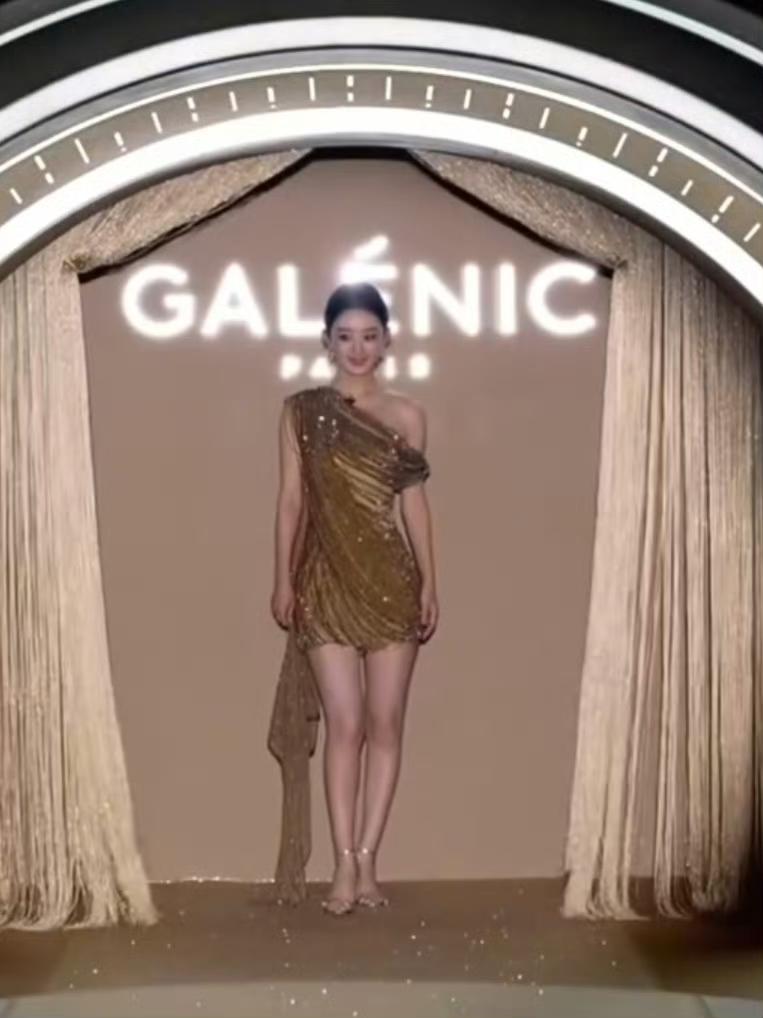 赵丽颖确实是属于腰长腿短那一类的，这个衣服真的把这个缺点暴露无遗[捂脸]我是知道