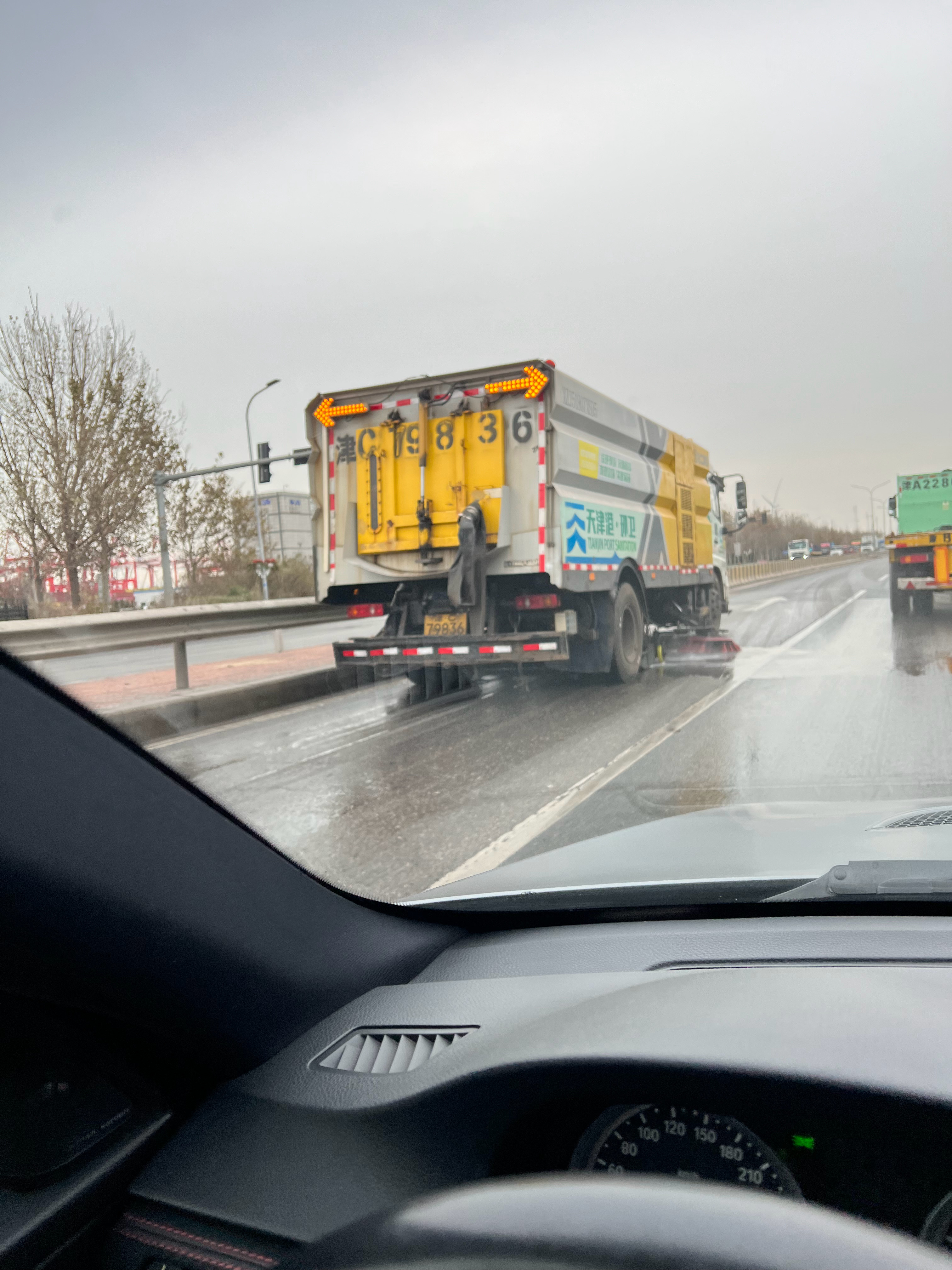 这天气，就没必要洒水了吧容易结冰撞车啊  大哥 天津