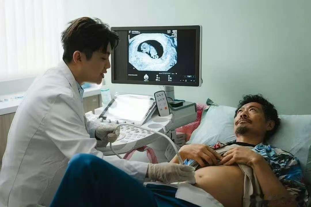 新浪娱乐[超话]嬷嬷有福了 ​港剧已经演男的怀孕了甚至我点开前，就已经猜到是这位