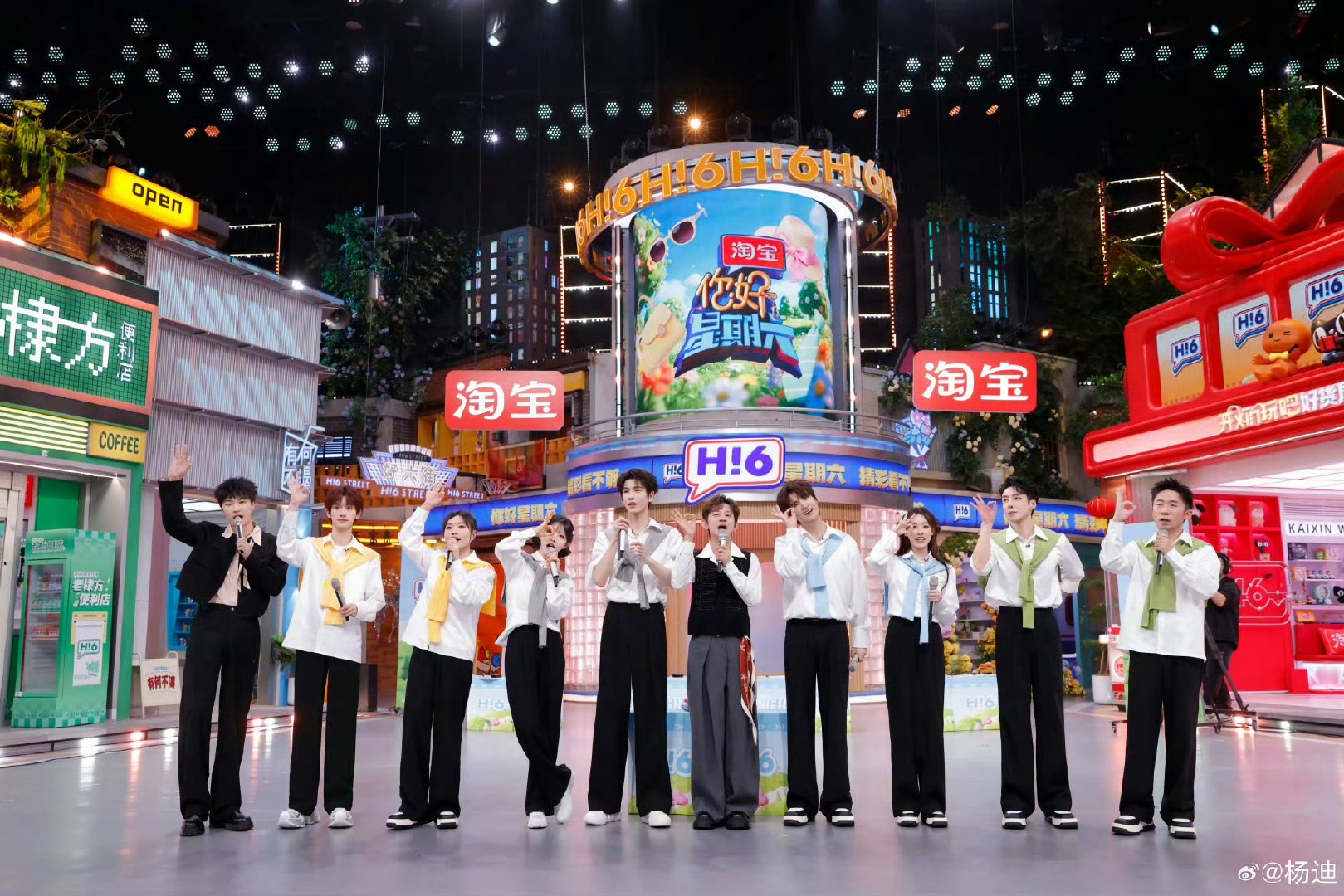 杨迪把张凌赫战袍穿成童装你好星期六从男神战袍到可爱童装，杨迪完美切换，太有梗 