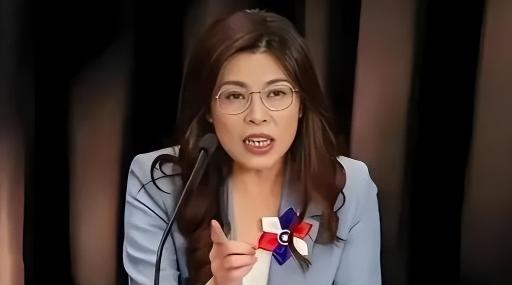 堂堂国民党主席郑丽文站在千百人聚集的宴席聚光灯下，突然指着自己大声宣告：“我父亲