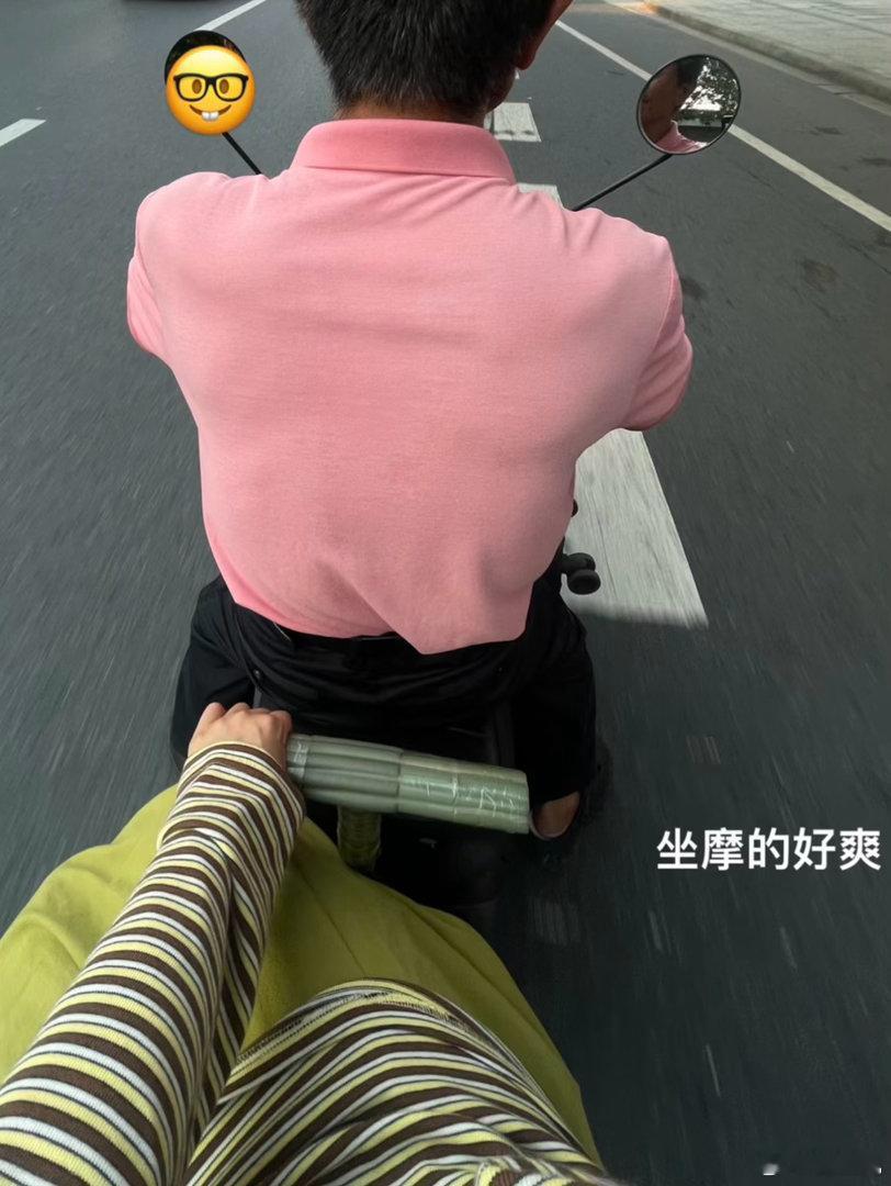 老是和摩的师傅穿得很搭 