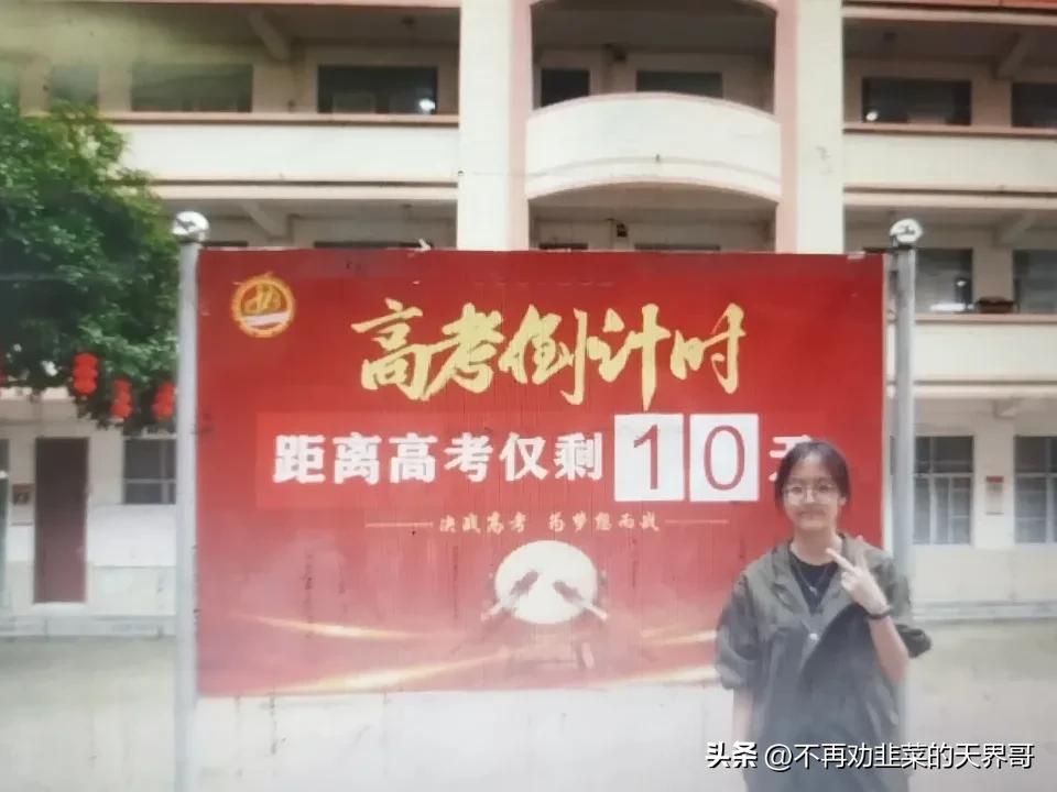德保高中2204班的这位女同学，你的相机丢了，运气好看到的话，或者有认识的请帮转