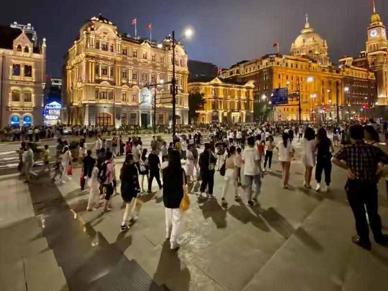 有个外国博主说了句话，挺有意思。他说来中国最不适应的，不是食物，不是语言，而是晚