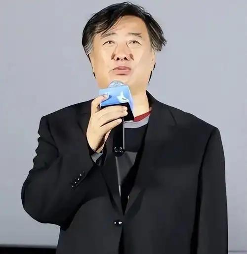 演员拍到七成戏份临时坐地起价，要求片酬翻倍，不满足就直接罢演。导演没有丝毫犹豫，