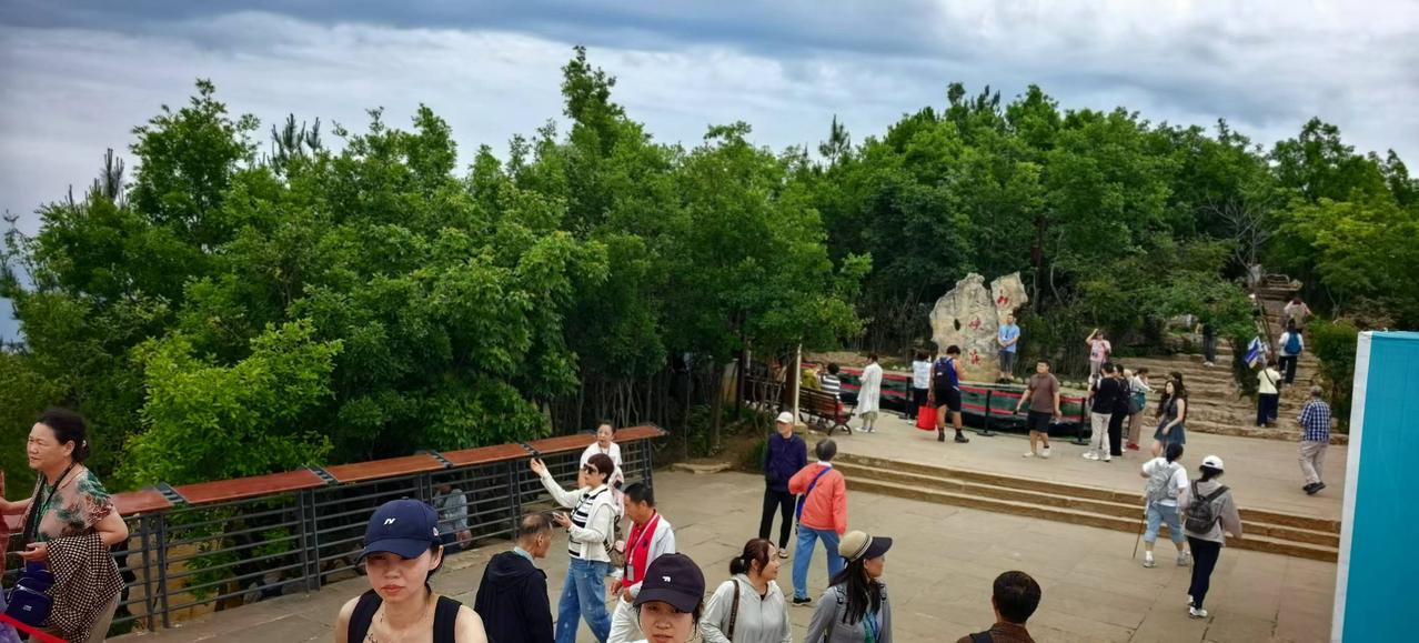 满院荷香熏月色
下联：漫山松翠染晨霞