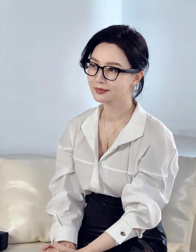 陈数这身穿搭太有大女主气场！
简约白衬衫搭配高腰黑色皮质长裙，经典黑白配色。
黑