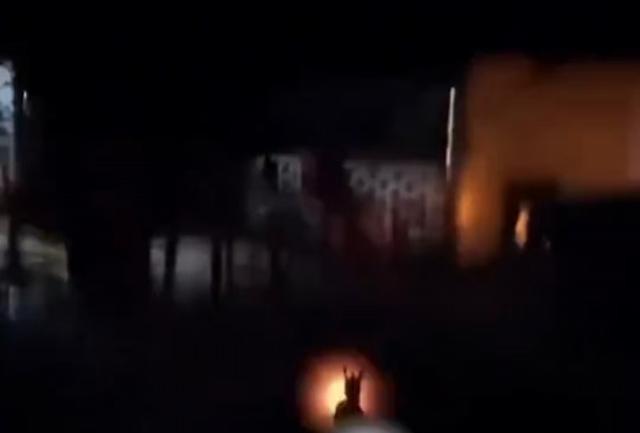 现场画面曝光！乌克兰人深夜诱骗征兵官出门，数枪将其当场打死。据多家俄媒16日报道