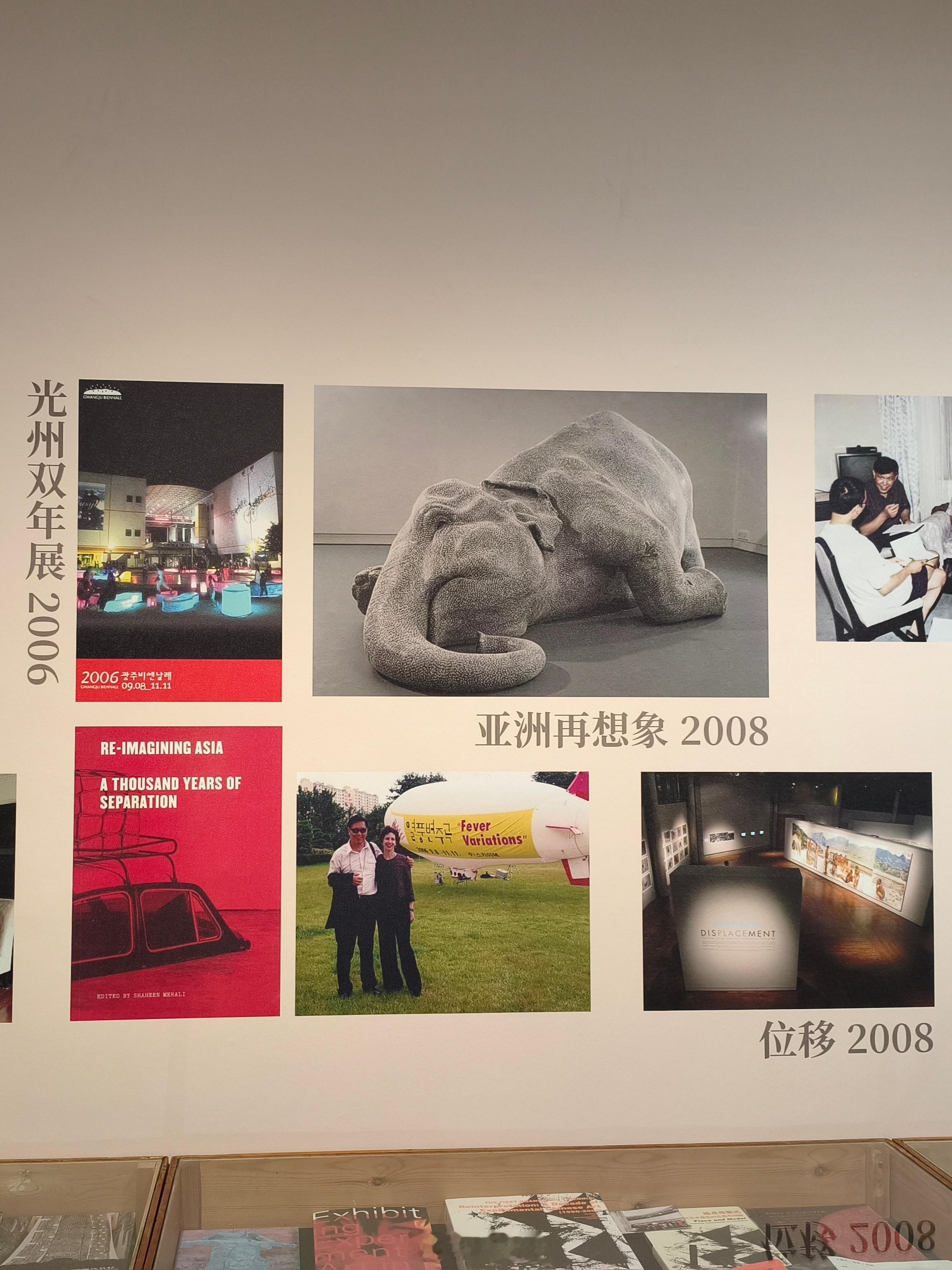 今天和朋友看展聊起北京东村，没想到展览现场居然也有北京东村的相关照片，真是太巧了