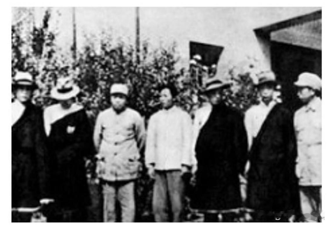 1949年9月，彭德怀司令员在兰州接见藏民代表，这是西北解放后中国共产党与少数民