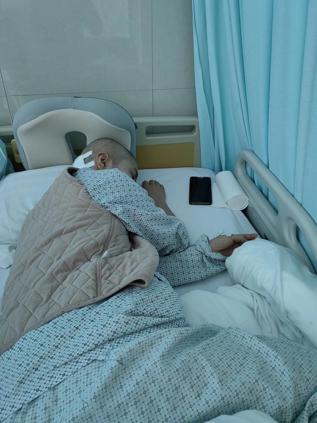  
 

 
 

 
十年，三次进京，两次开颅，一次又一次的煎熬。
我63岁了