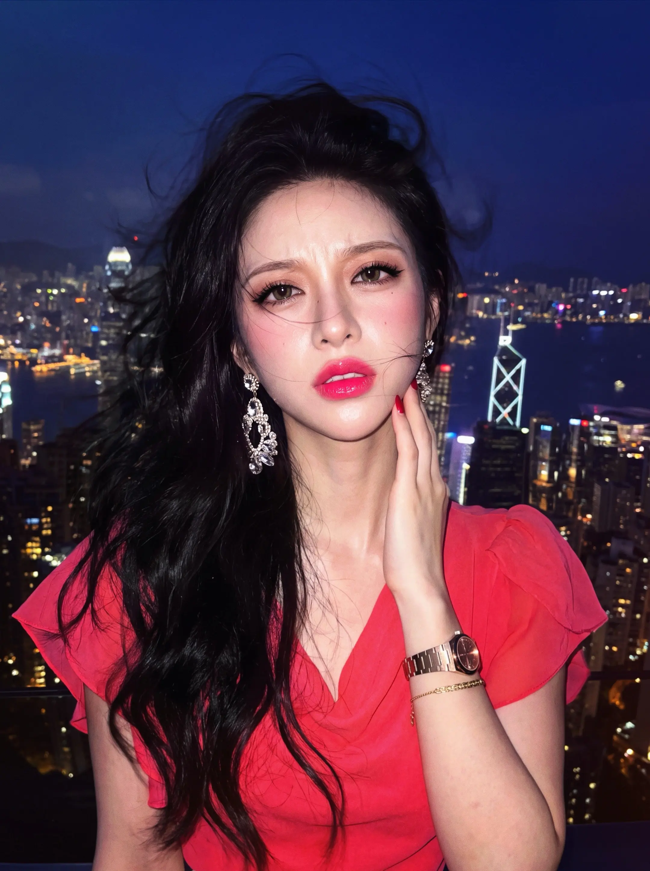 谁许你天上人间，谁同你恨海情天。