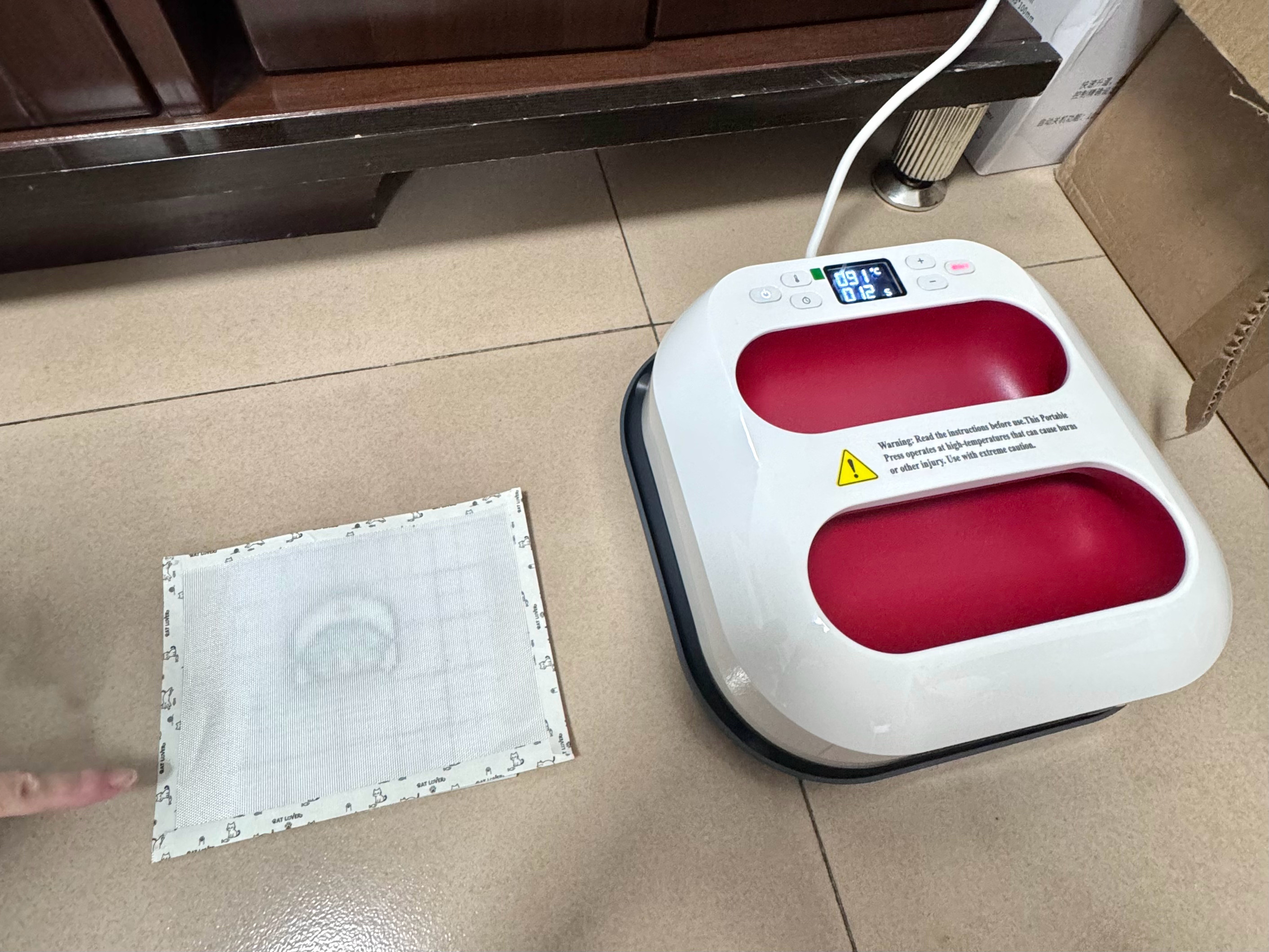 小新最近刚好也在玩拼豆，不管是用熨斗还是烫画机，都要多加小心!!!!!女孩玩拼豆