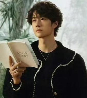 2026年1月6日，《VOGUE》公布一周最佳穿搭榜单，王一博、肖战与张凌赫、魏