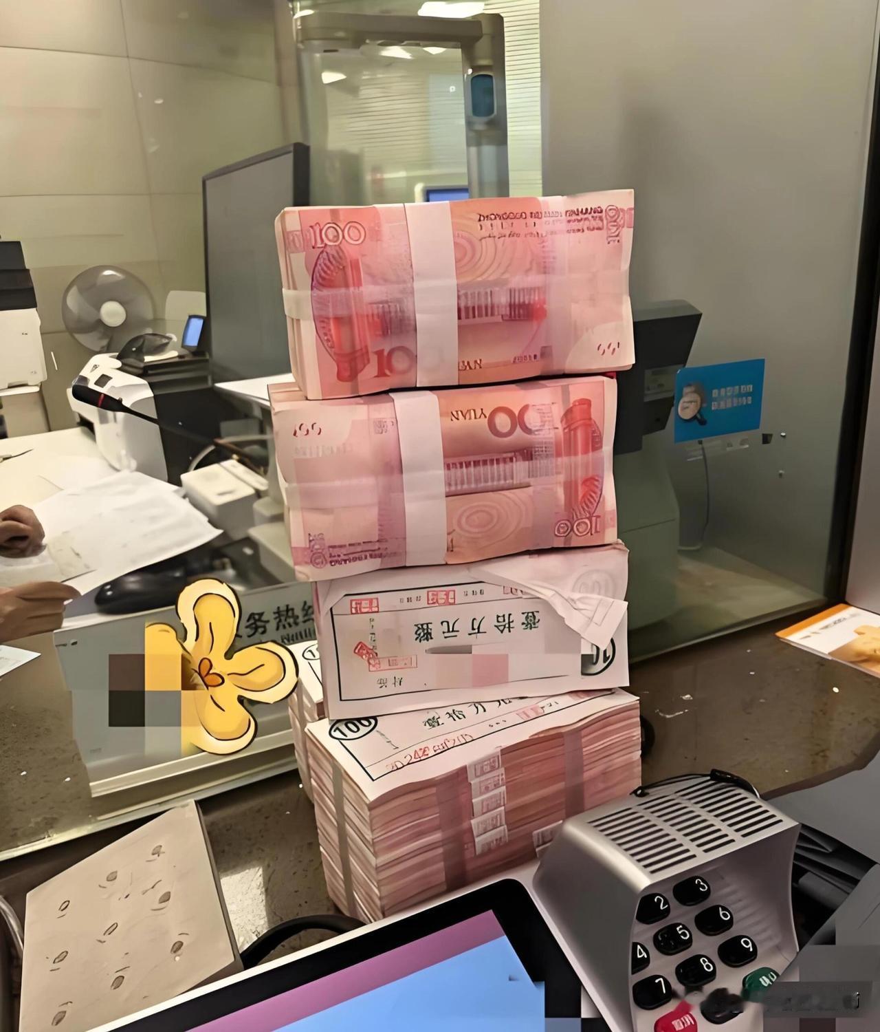 现在的局势，如果你有20万现金，听我的，千万不要傻乎乎的，去买什么黄金。
因为2