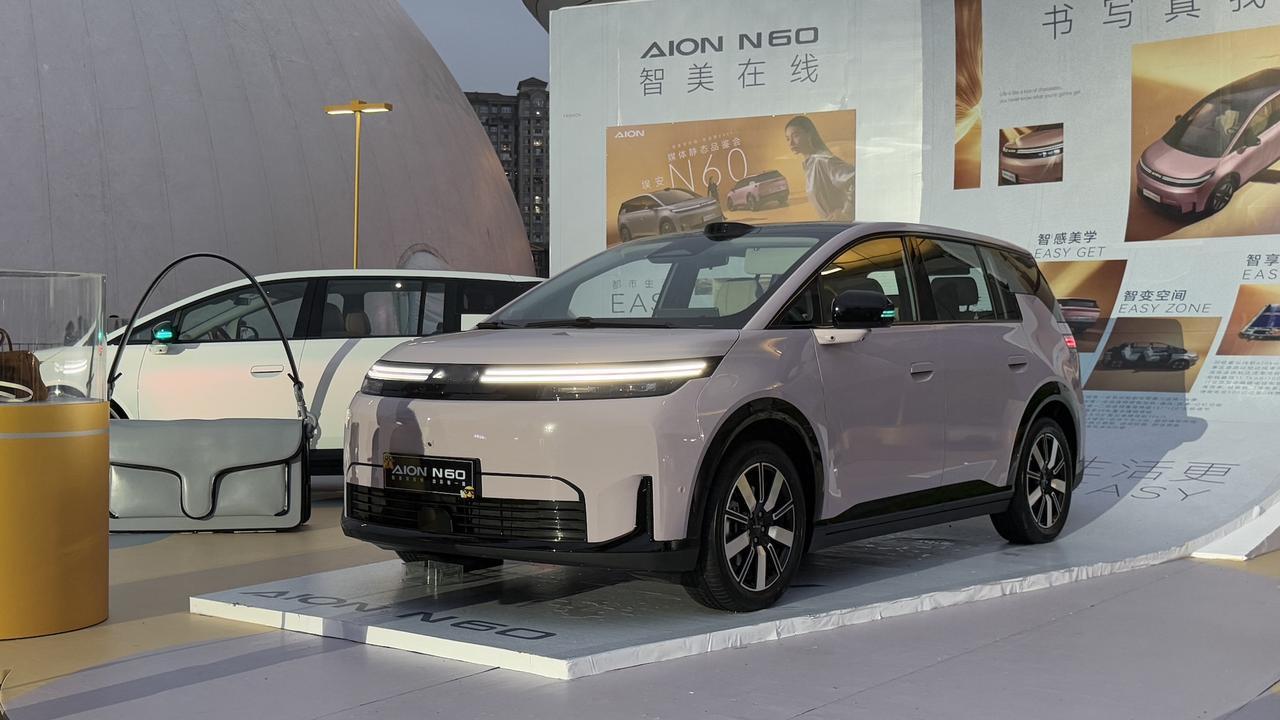 预售价11.58万元起售，埃安N60把高价值配置都下放了，四大全系标配：全场景智